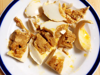 娃娃菜炖豆腐,准备一个咸蛋黄，切成小块儿。