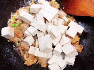 娃娃菜炖豆腐,加入豆腐块，翻炒均匀。