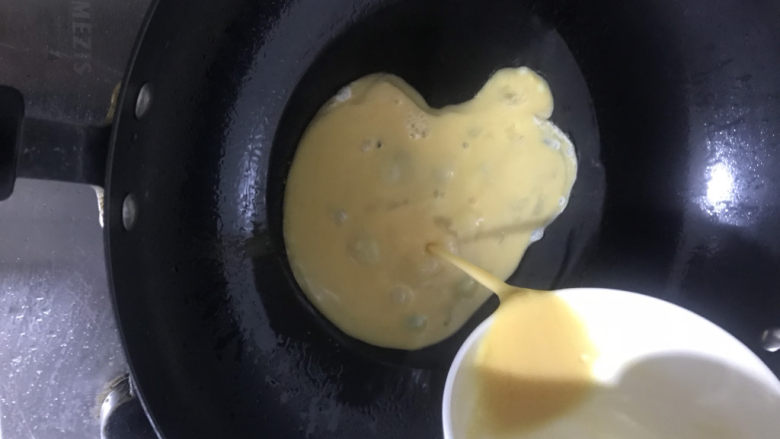 莴笋炒鸡蛋,起锅热油，油热倒入鸡蛋液