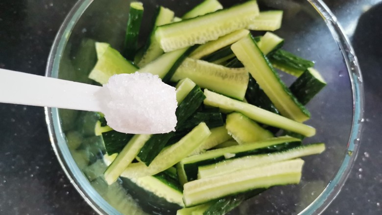 蒜泥黄瓜,加入少许盐腌制6-7分钟