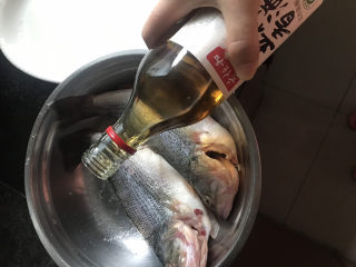 清蒸鲈鱼,放入适量料酒抹均腌制30分钟