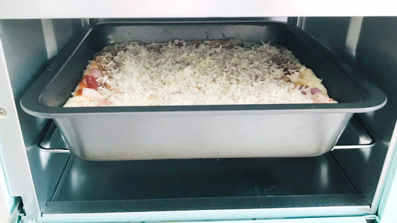 培根火腿披萨,送进已经预热好的烤箱，200度，20分钟