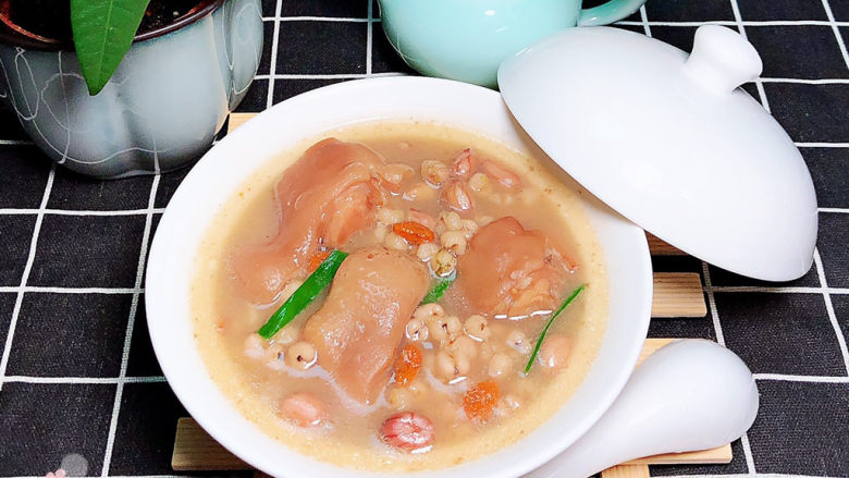 薏米猪蹄汤,满满的胶原蛋白，薏米猪蹄汤上桌了！
