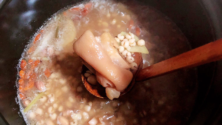 薏米猪蹄汤,待汤汁浓稠即可出锅了。