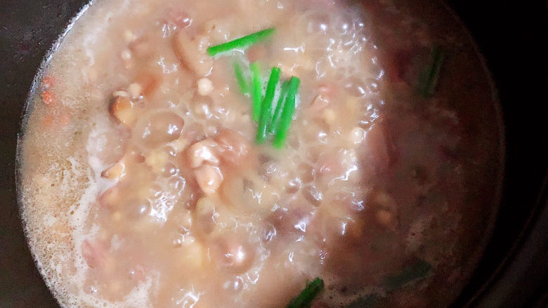 薏米猪蹄汤,撒上小葱段，出锅喽！