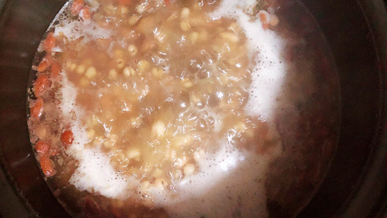 薏米猪蹄汤,猪蹄压熟后，开盖儿再炖煮15分钟。