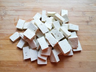 娃娃菜炖豆腐,老豆腐表面冲洗一下，切成厚一点的片。