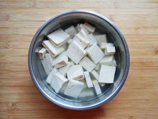 娃娃菜炖豆腐,用淡盐水浸泡10分钟左右去一下豆腥味。