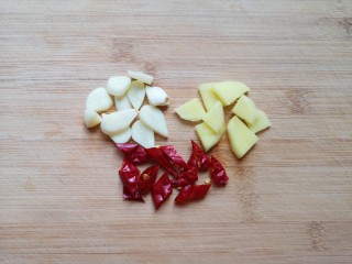 娃娃菜炖豆腐,大蒜和生姜分别切成片，干红辣椒切成段。