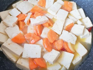 娃娃菜炖豆腐,下入胡萝卜炖5分钟。