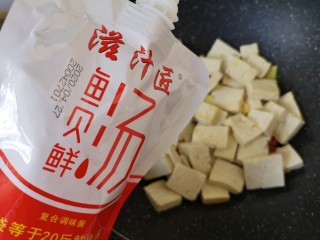 娃娃菜炖豆腐,加入鱼贝鲜汤调味料。