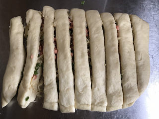 香葱火腿肉松手撕面包,从中间折叠起来，分割成十个左右均等的长条