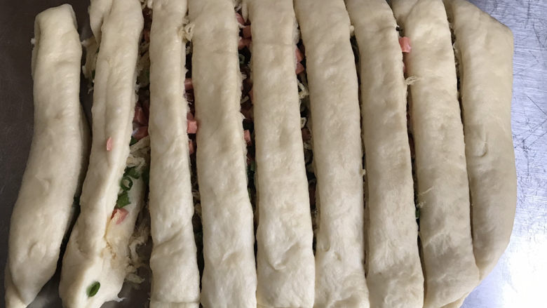 香葱火腿肉松手撕面包,从中间折叠起来，分割成十个左右均等的长条