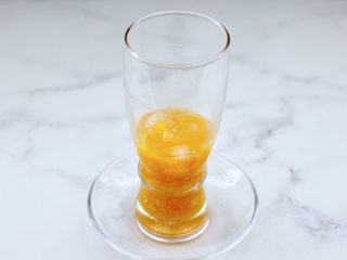 黄桃养乐多冰咖啡,把剩下的半个黄桃块碾成泥状，放入杯子底部。