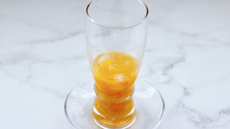 黄桃养乐多冰咖啡,把剩下的半个黄桃块碾成泥状，放入杯子底部。