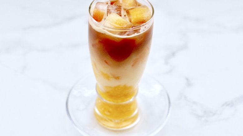 黄桃养乐多冰咖啡,最后上面倒入晾凉的咖啡就可以了。