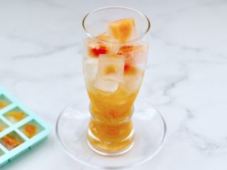 黄桃养乐多冰咖啡,再放入冰冻好的黄桃冰块。