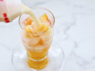 黄桃养乐多冰咖啡,这个时候杯中倒入养乐多。
