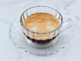 黄桃养乐多冰咖啡,萃取好的咖啡晾凉备用。