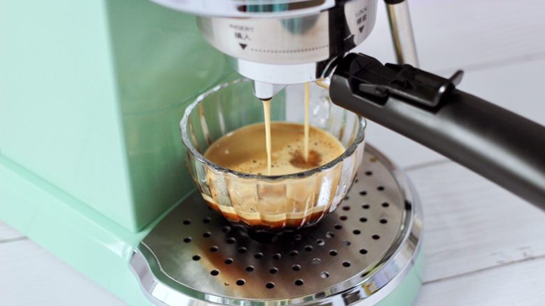 黄桃养乐多冰咖啡,把<a style='color:red;display:inline-block;' href='/shicai/ 135879'>咖啡粉</a>放入咖啡机开始萃取咖啡。