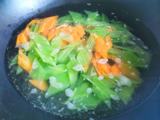 莴笋炒木耳,放入莴笋胡萝卜焯水2分钟。