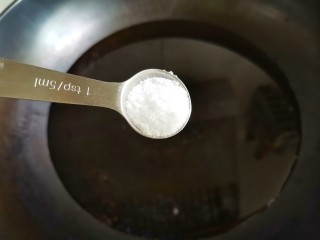 莴笋炒木耳,锅中烧开水加一勺盐，滴几滴油。