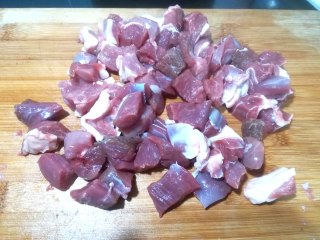 孜然羊肉串,肉全部切好，上有筋膜的，最好是剔去，以免吃的时候影响口感。