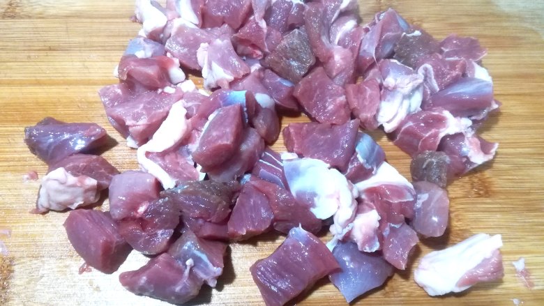 孜然羊肉串,肉全部切好，上有筋膜的，最好是剔去，以免吃的时候影响口感。