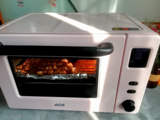 孜然羊肉串,烤箱预热好，把烤盘放进去，烘烤10分钟。具体的时间还是要根据肉的大小以及烤箱的温度来适当的调整。