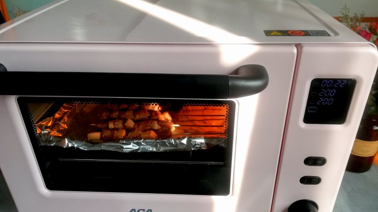 孜然羊肉串,烤箱预热好，把烤盘放进去，烘烤10分钟。具体的时间还是要根据肉的大小以及烤箱的温度来适当的调整。