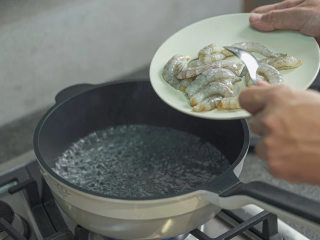 碧根鲜虾裹饭团，能量爆棚来打气！,虾肉倒入开水锅中煮熟捞出。