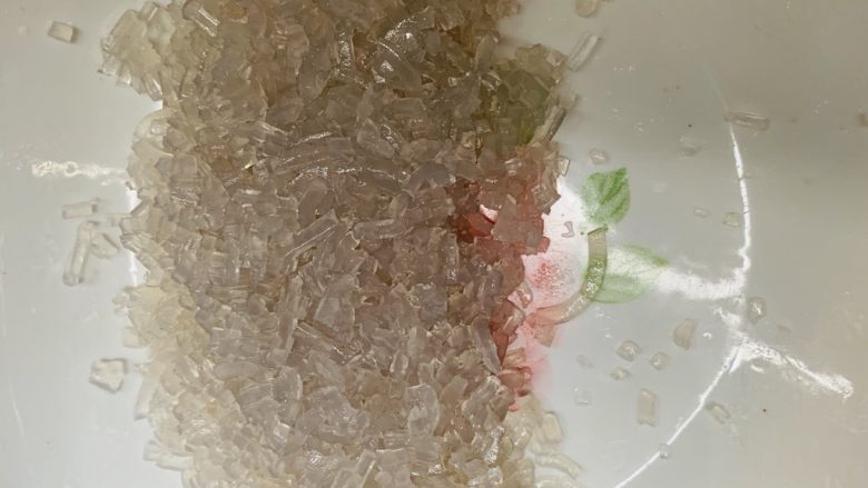 韭菜粉丝蒸饺,粉丝捞出沥干水份切碎。