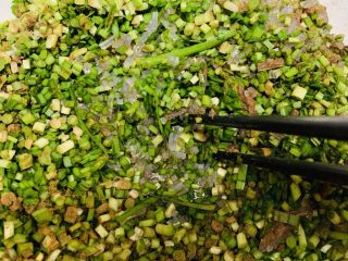 韭菜粉丝蒸饺,搅拌均匀。