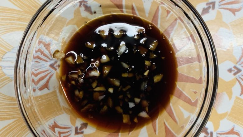 韭菜粉丝蒸饺,倒入适量酱油。