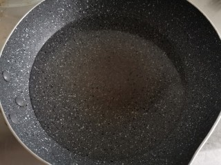 金针菇肥牛卷,锅里倒入半锅清水