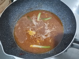 金针菇肥牛卷,倒入清水或高汤煮沸。