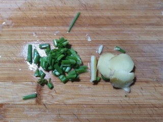 金针菇肥牛卷,葱切成葱花，姜切片。