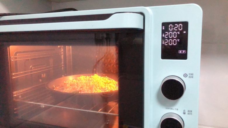 培根火腿披萨,预热好的烤箱中层200度20分钟