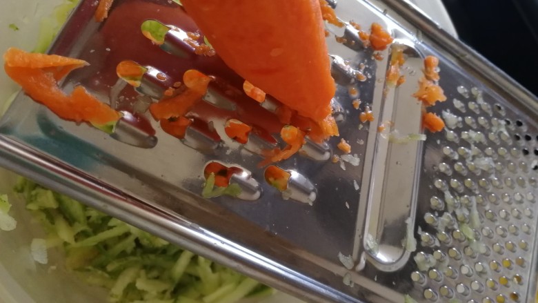 玉米面菜团子,胡萝卜也插条。