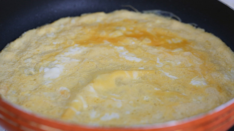 莴笋炒鸡蛋,平底锅起油锅，倒鸡蛋液摊成饼稍晾凉；