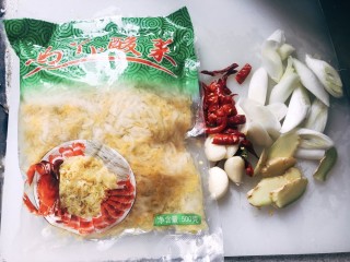 酸菜炖排骨,准备酸菜，葱姜蒜，辣椒