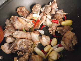 酸菜炖排骨,起锅热油炝香葱姜蒜，辣椒，将排骨放入锅中翻炒