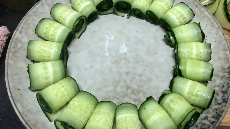 蒜泥黄瓜➕绿树阴浓夏日长,一条条黄瓜片卷起、摆盘