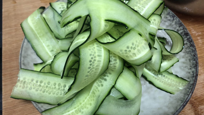 蒜泥黄瓜➕绿树阴浓夏日长,用削皮刀刮成黄瓜薄片