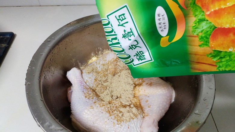 空气炸烤箱烤鸡腿,把孜然烤肉料倒入鸡腿中，翻拌混合均匀。
