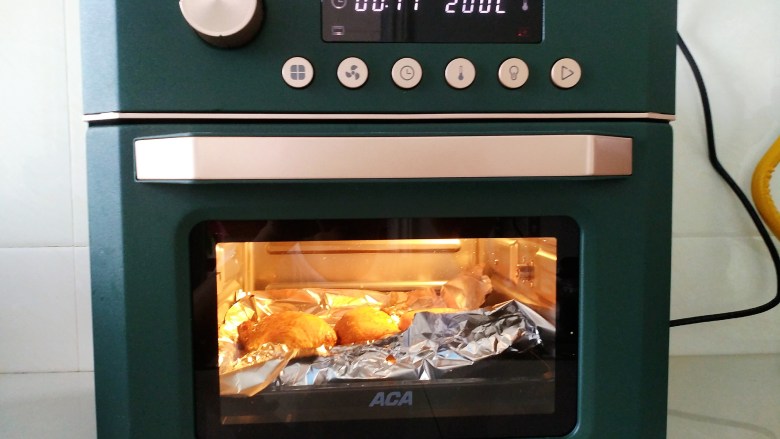 空气炸烤箱烤鸡腿,空气炸功能，200度，18分钟，中间翻面。