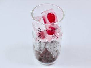 蜜豆椰奶冰果冰咖啡,再放入冰冻好的蔓越莓冰块。