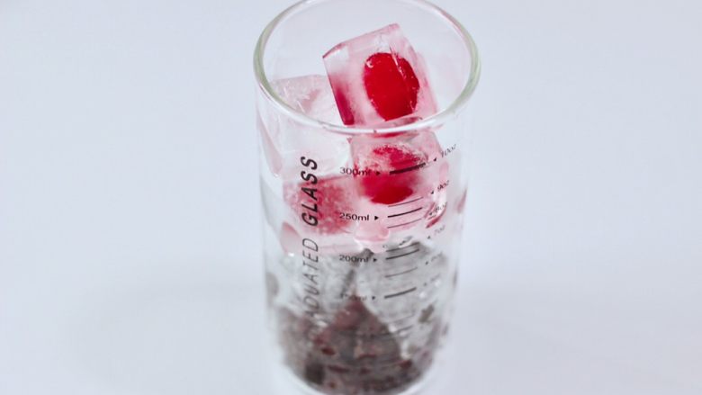 蜜豆椰奶冰果冰咖啡,再放入冰冻好的蔓越莓冰块。