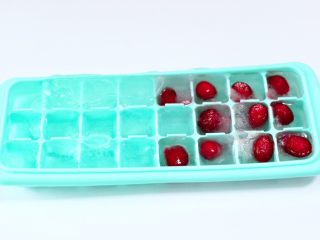 蜜豆椰奶冰果冰咖啡,把蔓越莓洗净后冰格里，加入纯净水后放入冰柜里冷冻成冰块。