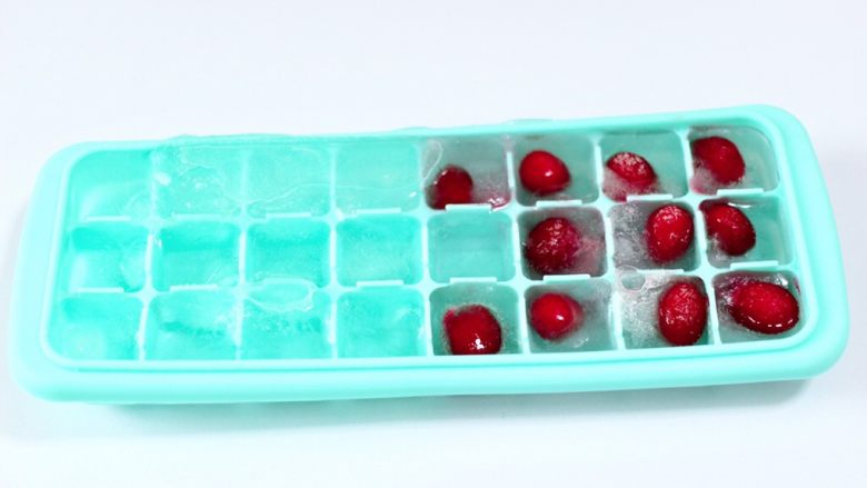 蜜豆椰奶冰果冰咖啡,把<a style='color:red;display:inline-block;' href='/shicai/ 660'>蔓越莓</a>洗净后冰格里，加入纯净水后放入冰柜里冷冻成冰块。